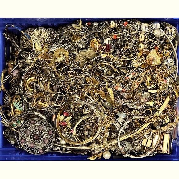 2 LB vintage jewelry lot- bulk jewelry bundle - Picture 8 of 10